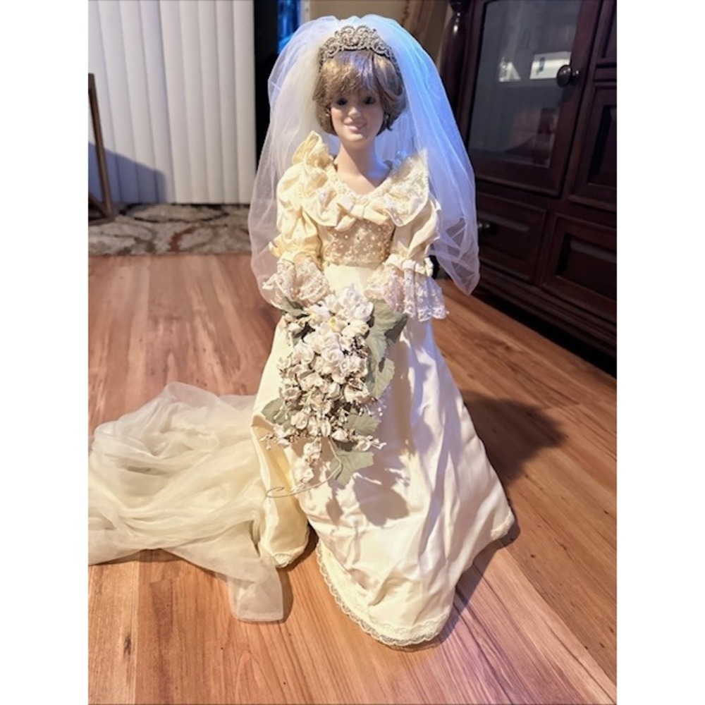 Princess Diana Porcelain Doll‎ Wedding Gown Veil Collectible Display